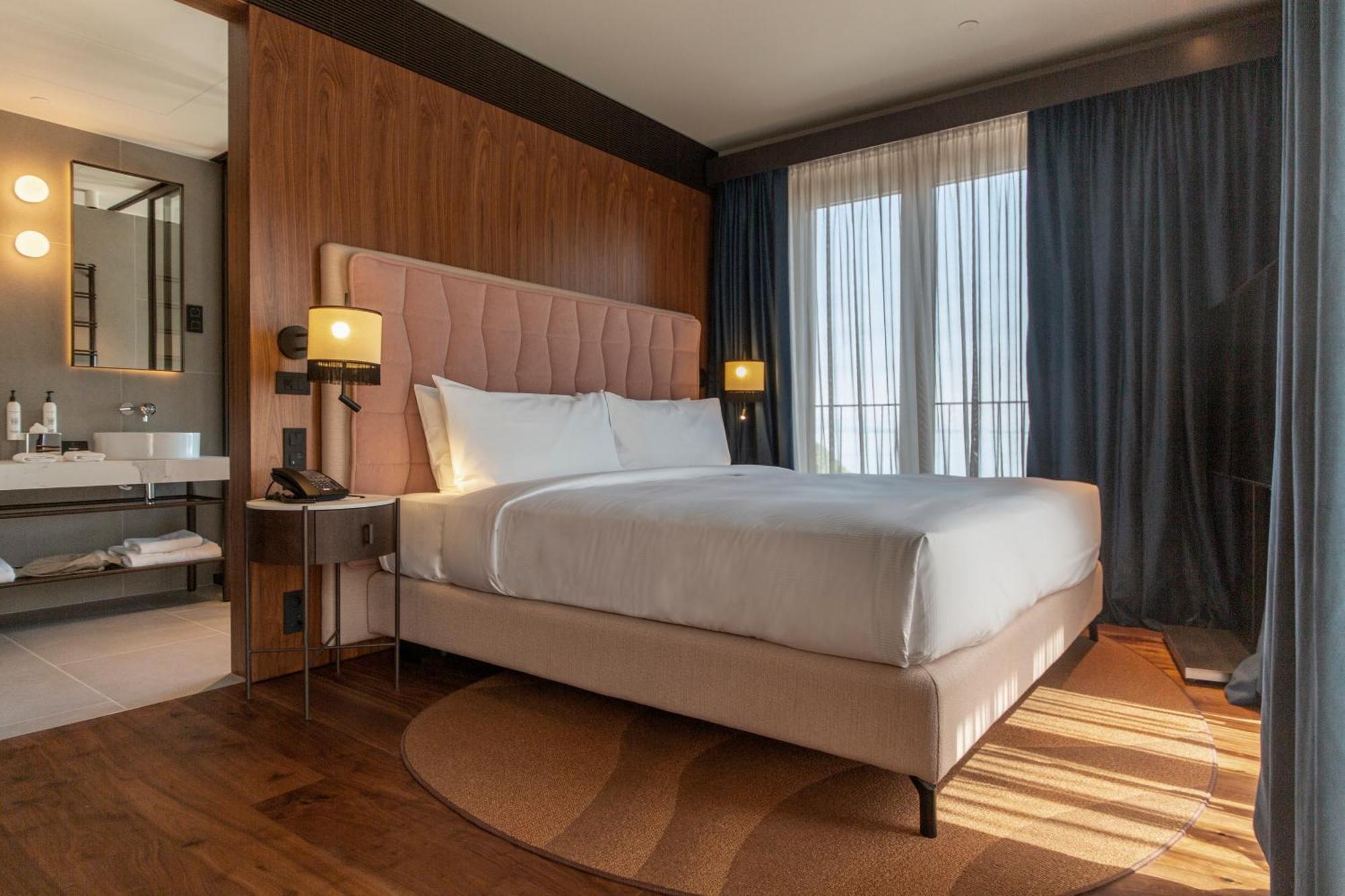 Eckzimmer mit Kingsize-Bett und Meerblick